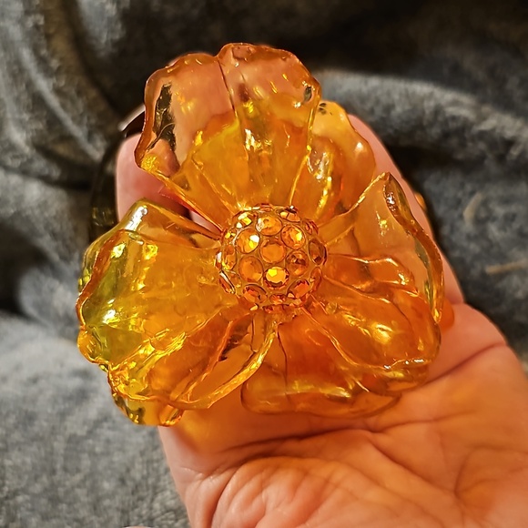 Lucite Flower Brooch - Picture 6 of 7
